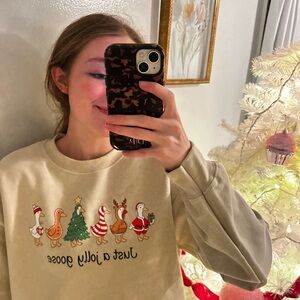 Gildan Beige Holiday Sweater with Festive Geese